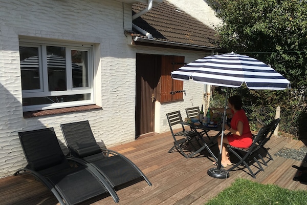 Terrasse tranquille pour les petits déjeuners autres repas ou bains de soleil.