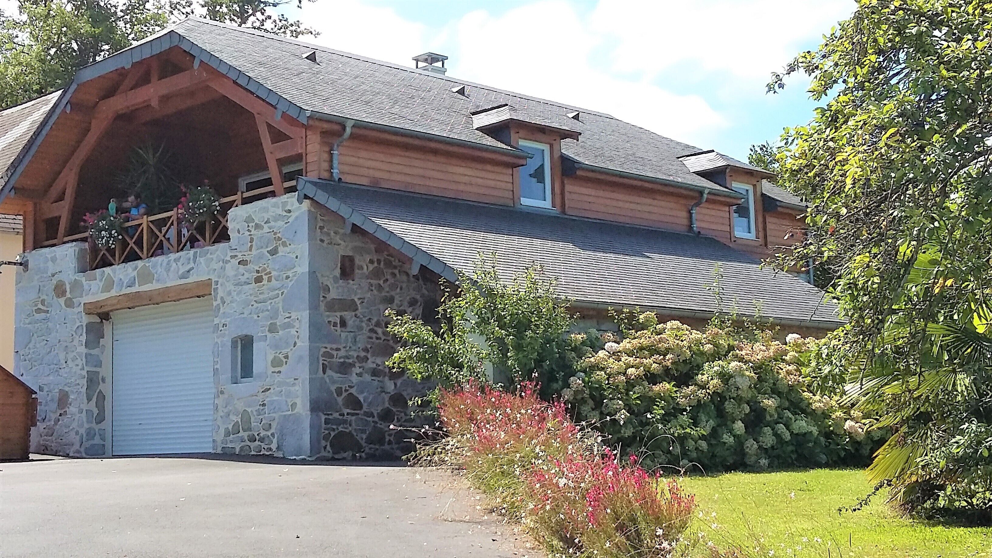 Cottage in the heart of hilly and green landscapes