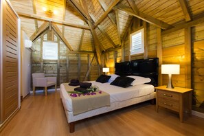 3 chambres, coffres-forts dans les chambres, fer et planche à repasser