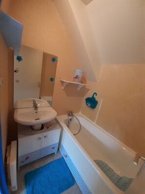Bathtub - House in Batz Sur Mer  (Batz-sur-Mer)