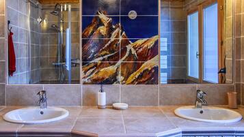 Bañera, secador de pelo, jabón, shampoo