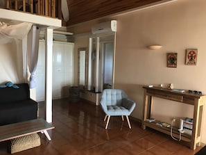Fernseher, Bücher, Stereoanlage