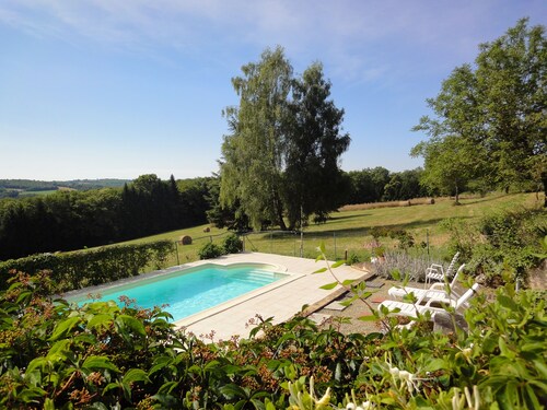 In the heart of black Périgord, old farmhouse with panoramic view 