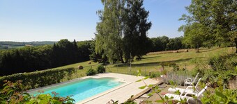 In the heart of black Périgord, old farmhouse with panoramic view 