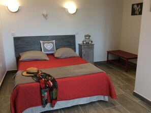 3 bedrooms, iron/ironing board, travel crib, free WiFi - Le Figuier: In the heart of black Périgord, old farmhouse with panoramic view (Saint-Geniès)