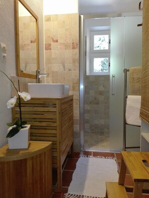 Doccia, asciugacapelli, asciugamani, sapone