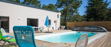 من حمّامات السباحة المغطاة، حمّام سباحة خارجي