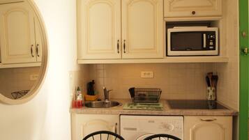 Een koelkast, een microgolfoven, een kookplaat