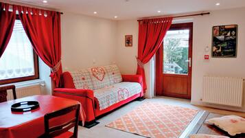 Télévision, lecteur de DVD, baby-foot, table de tennis de table