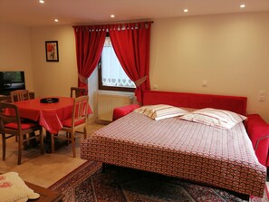 5 makuuhuonetta, työpöytä, silitysrauta/-lauta, vauvan matkasänky