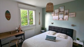 2 slaapkamers, een bureau, een strijkplank/strijkijzer, reisbedje