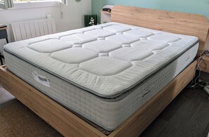 2 chambres, bureau, fer et planche à repasser, lit de bébé portatif