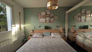 2 bedrooms, desk, iron/ironing board, travel crib