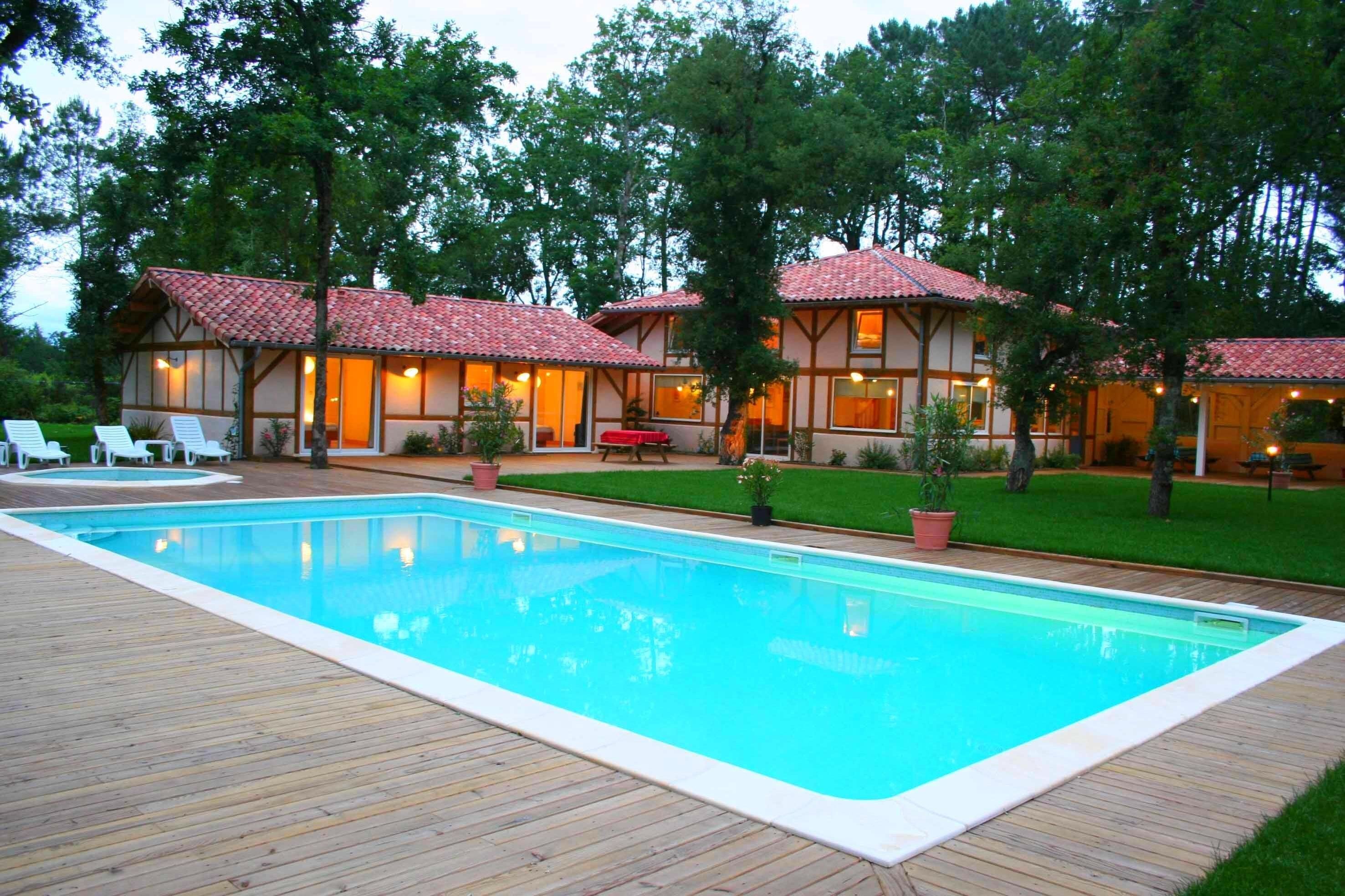 Near the Atlantic ocean, spacious house for 24 people with heated swimming pool