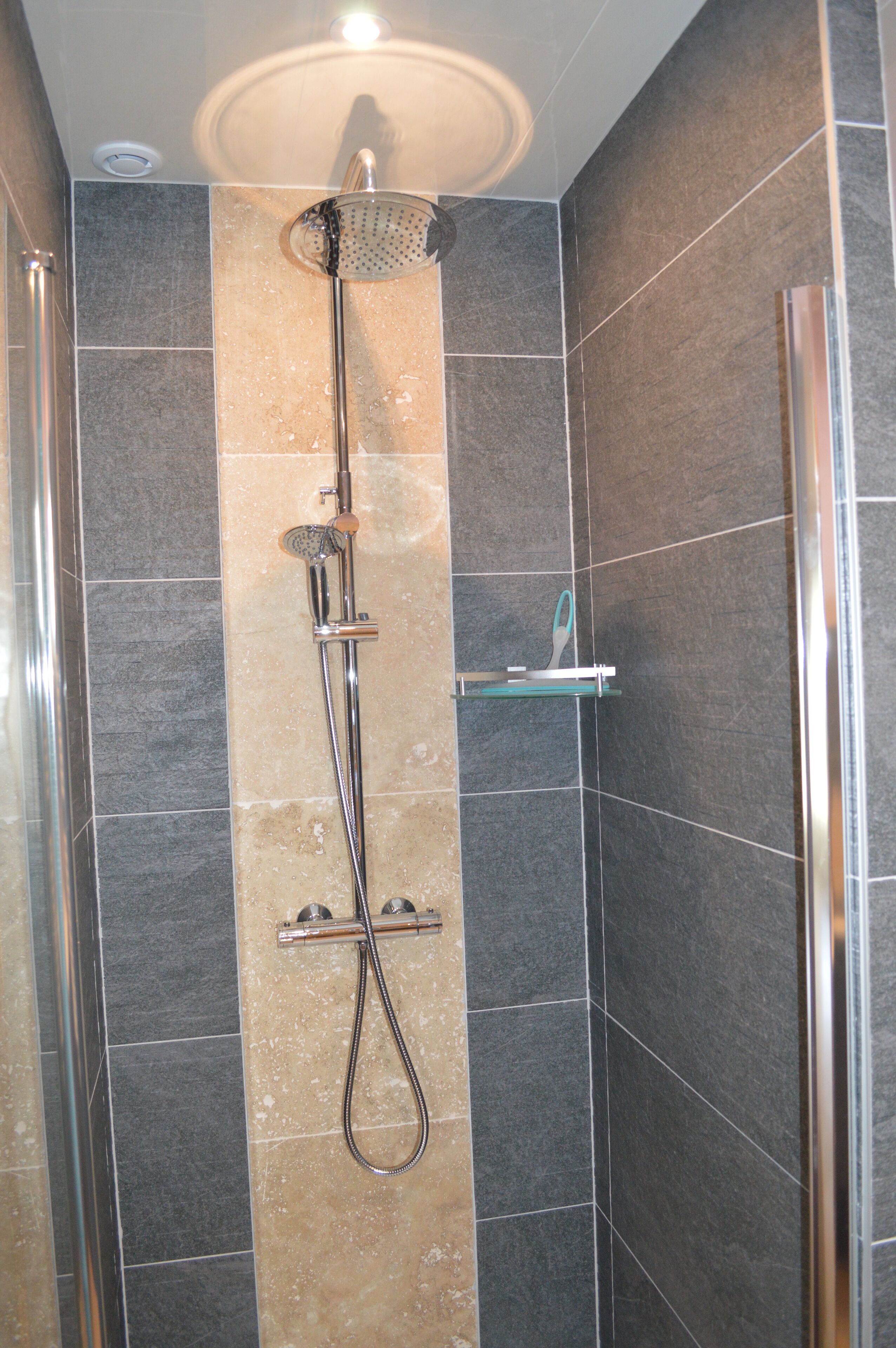 Douche, sèche-cheveux, serviettes fournies, papier toilette