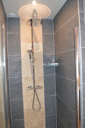 Bruser, hårtørrer, håndklæder, Toiletpapir