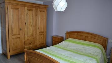 3 slaapkamers, een strijkplank/strijkijzer, wifi, beddengoed