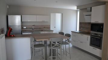 Een koelkast, een microgolfoven, een oven, een kookplaat