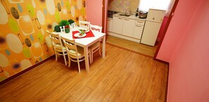 B102 | Essbereich im Zimmer