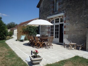 Outdoor dining - Large, well-equipped gîte and spa (optional) - between Touraine and Berry (Nouans-Les-Fontaines)