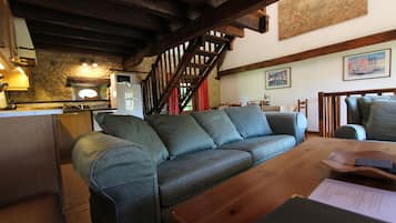 Een televisie, een dvd-speler, een tafeltennistafel en boeken