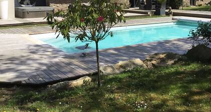 ChaumiÚre authentique en pierres avec piscine et spa rénovée en 2018