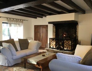 TV, fireplace - Authentic thatched cottage with pool and spa renovated in 2018 (Saint-Lyphard)