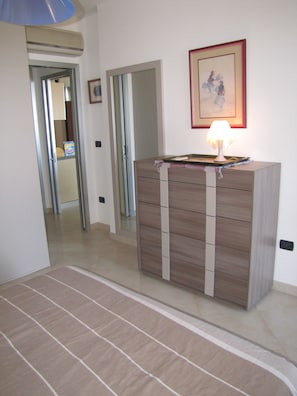 1 chambre, coffre-fort, fer et planche à repasser, literie fournie