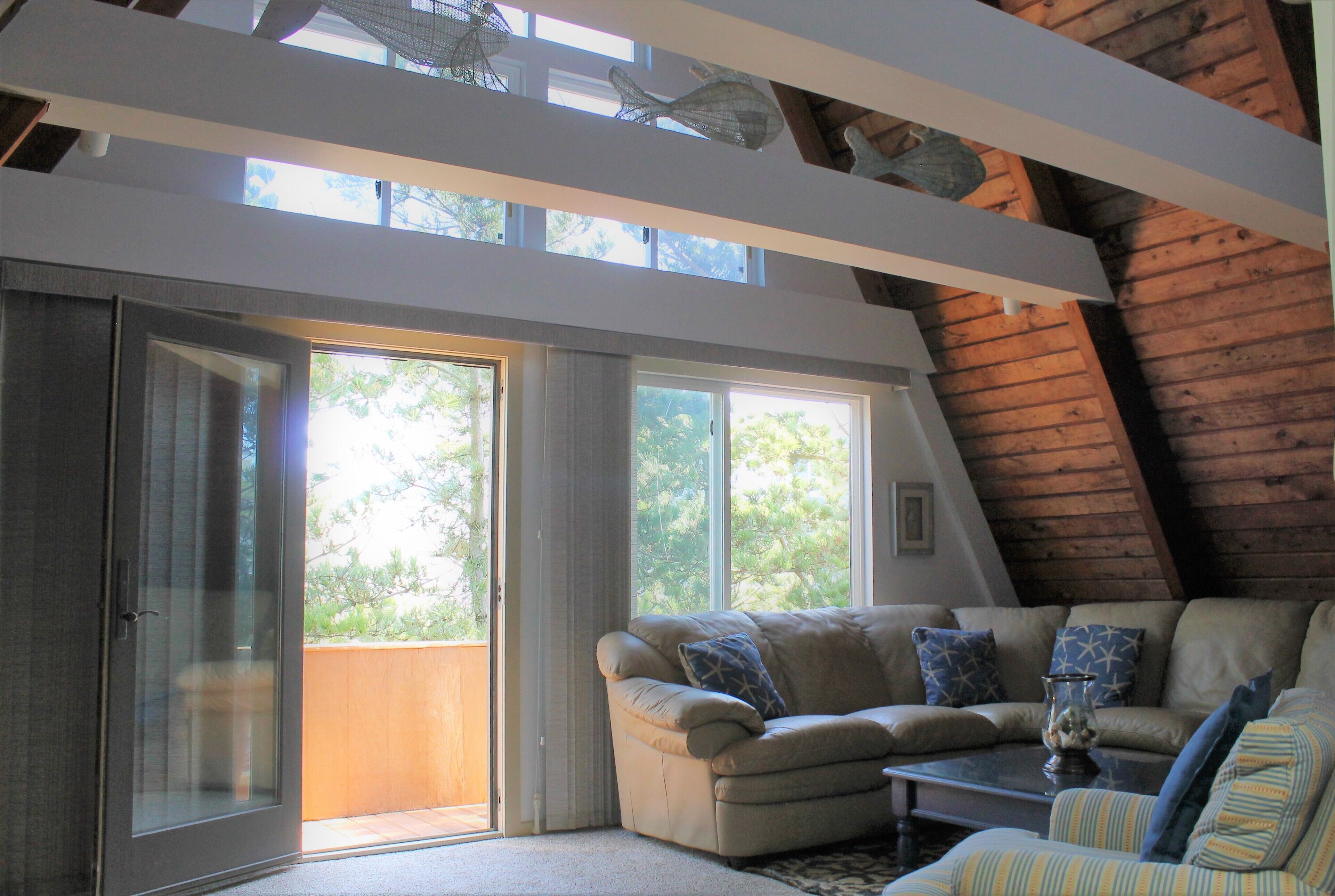 Oceanside, A/C, Large deck, outside shower, ample parking