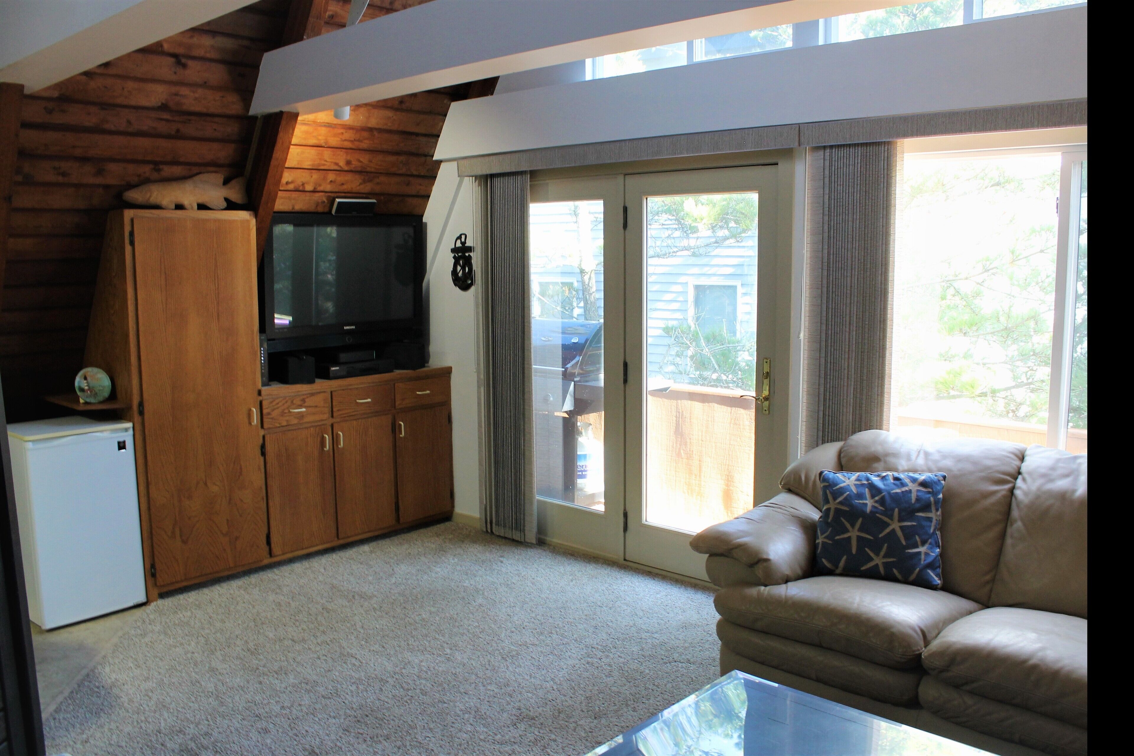 Oceanside, A/C, Large deck, outside shower, ample parking