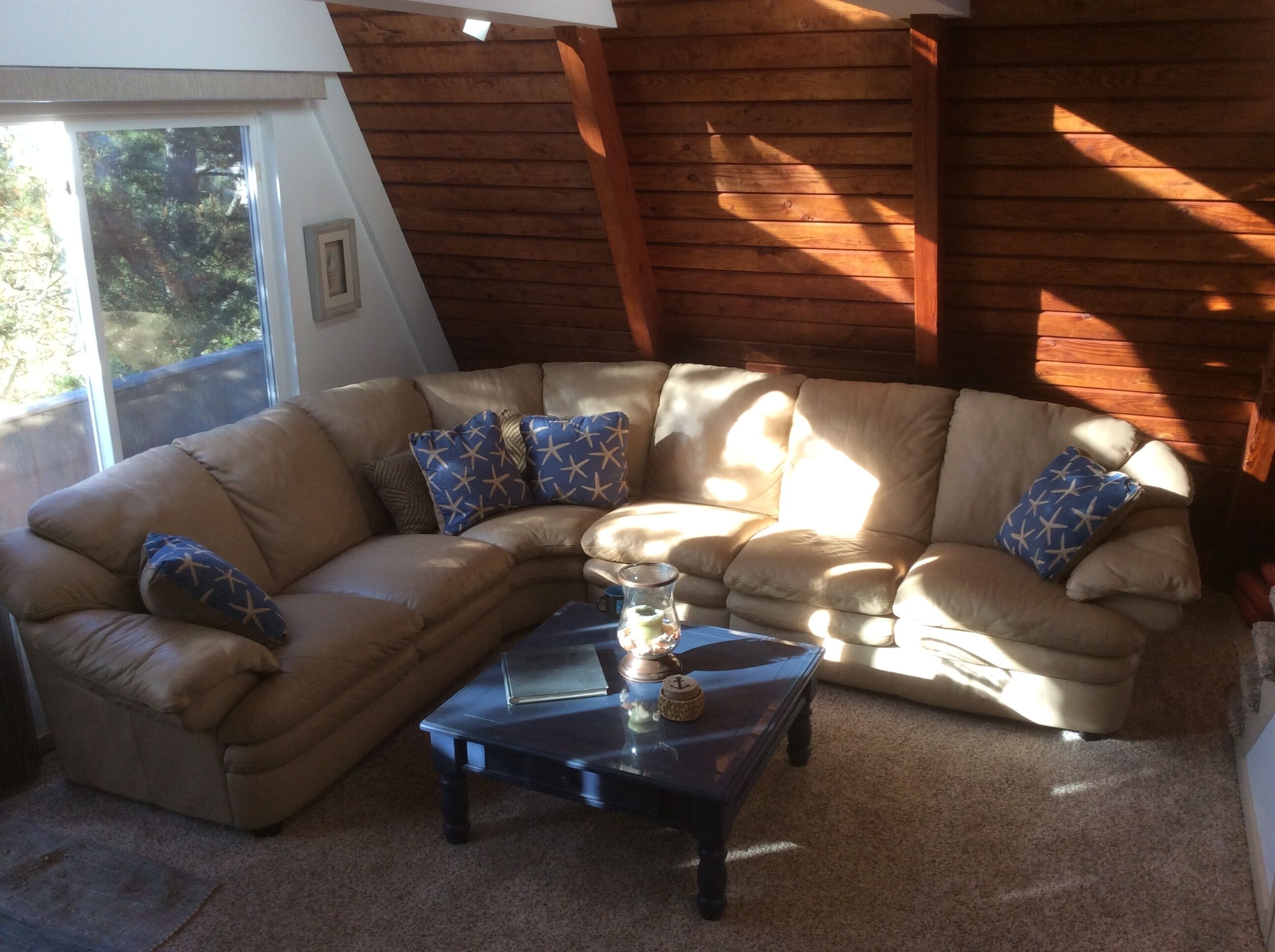 Oceanside, A/C, Large deck, outside shower, ample parking