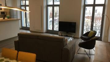 Flatscreentelevisie, een dvd-speler en boeken