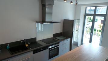 Een koelkast, een microgolfoven, een oven, een kookplaat