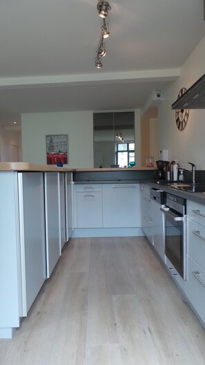 Een koelkast, een microgolfoven, een oven, een kookplaat