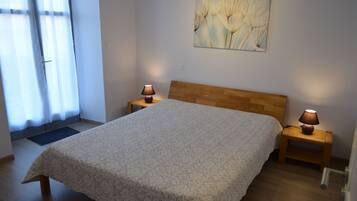 2 slaapkamers, een strijkplank/strijkijzer, reisbedje, gratis wifi