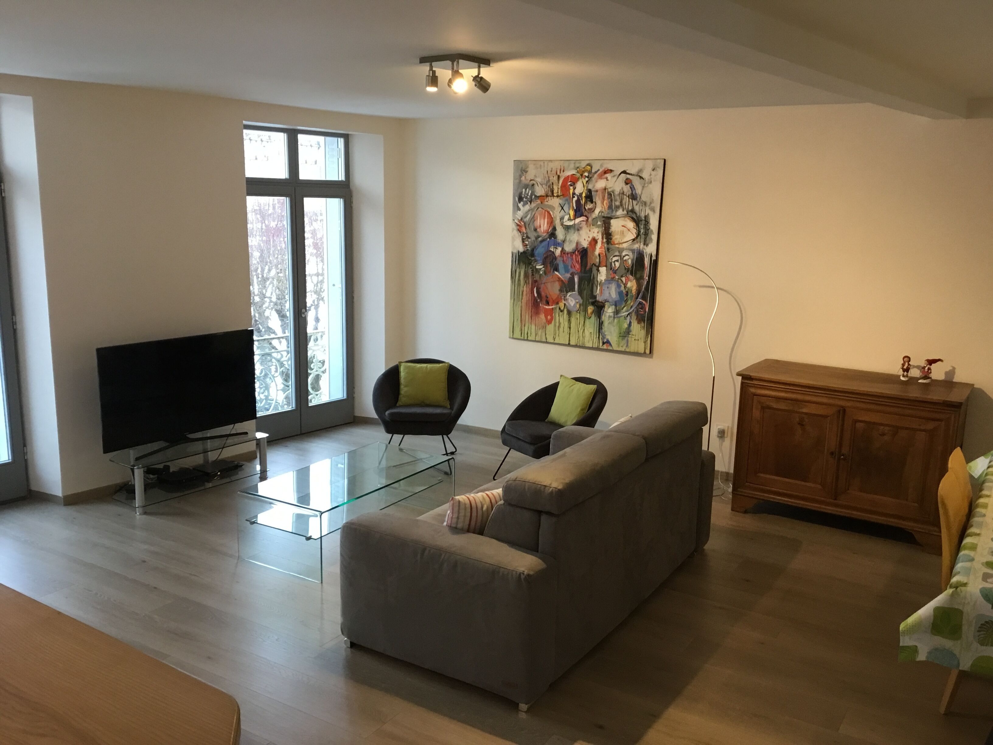 Télévision à écran plat, lecteur de DVD, livres