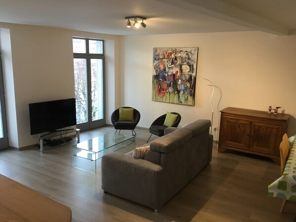 Flat-screen TV, DVD player, books - Very nice apartment 100 m² / 4 * / town center / ideal cure (La Bourboule)