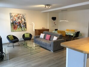 Flat-screen TV, DVD player, books - Very nice apartment 100 m² / 4 * / town center / ideal cure (La Bourboule)
