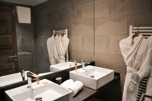 Shower, hair dryer, towels - Chalet Kasumiga Collection Perles (Bolquère)