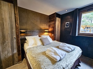 4 bedrooms, iron/ironing board, travel crib, WiFi (free)