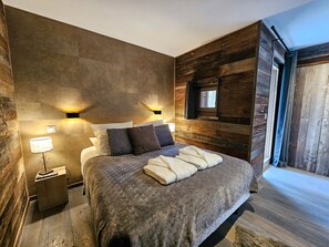 4 chambres, fer et planche à repasser, lit de bébé portatif