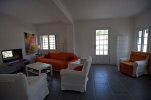 TV, fireplace, DVD player, books - Rustic 10-room house with swimming pool in the heart of Uzès (Uzès)