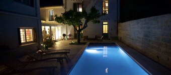 Maison rustique de 10 pièces avec piscine au coeur de la ville d'Uzès