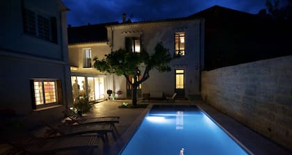 Rustic 10-room house with swimming pool in the heart of Uzès