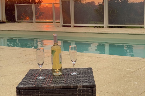 Utendørsbasseng og et oppvarmet basseng