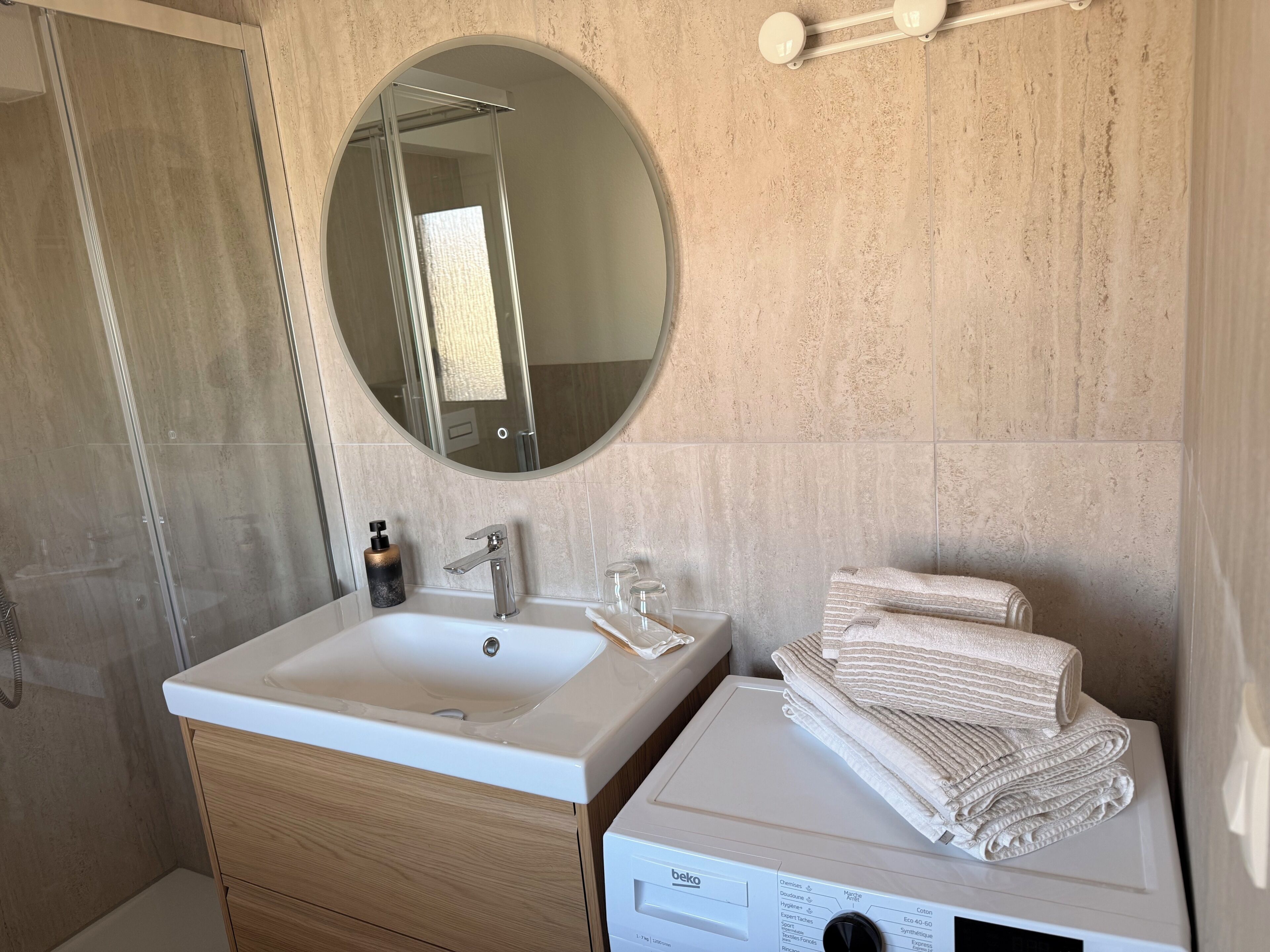 Een douche, een haardroger, een bidet, handdoeken