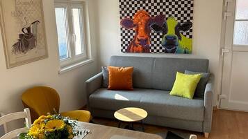 Smart-tv, dvd-spelare och böcker