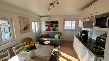 Réfrigérateur, micro-ondes, four, plaque de cuisson