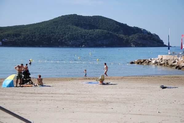 بالقرب من الشاطئ