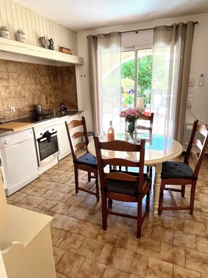 Fridge, microwave, oven, stovetop - T3 air-conditioned apartment, terraces, 350m from the beach, possibility of private SPA  (Saint-Cyr-Sur-Mer)